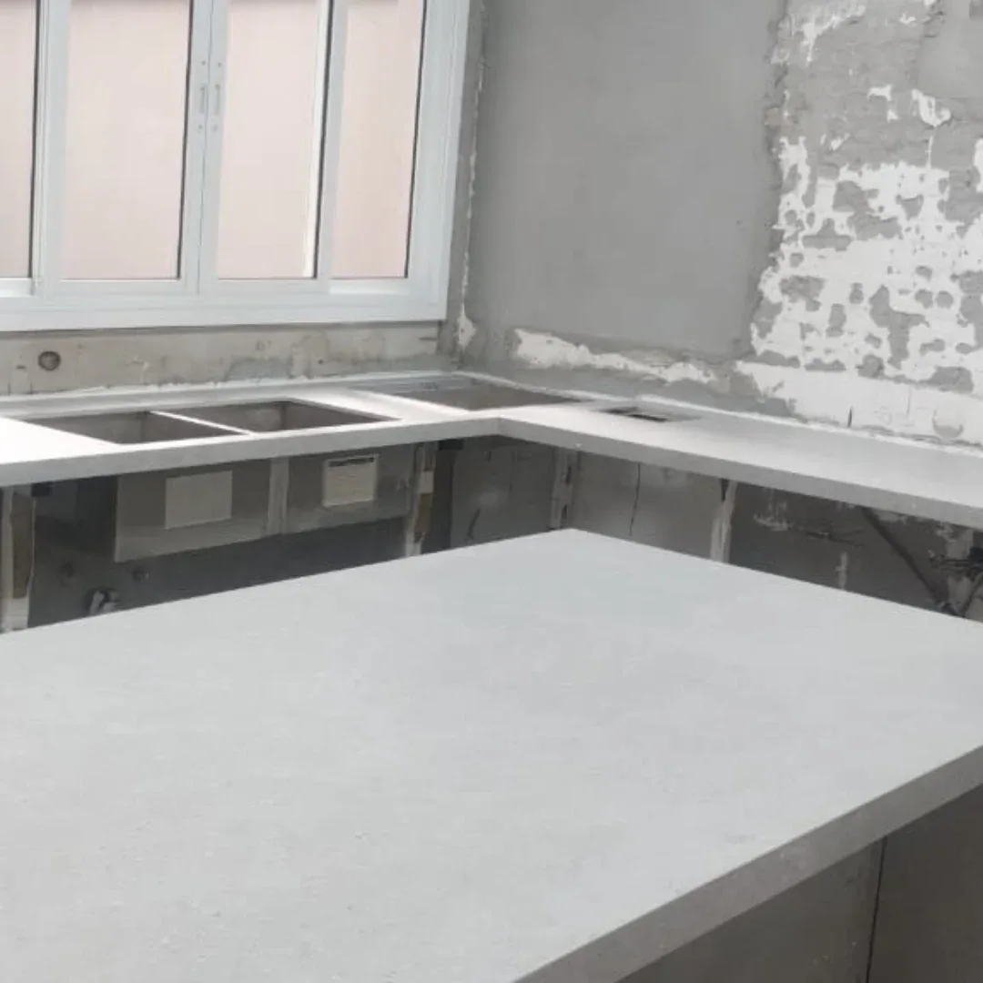 Bancada de cozinha em L instalada durante a obra