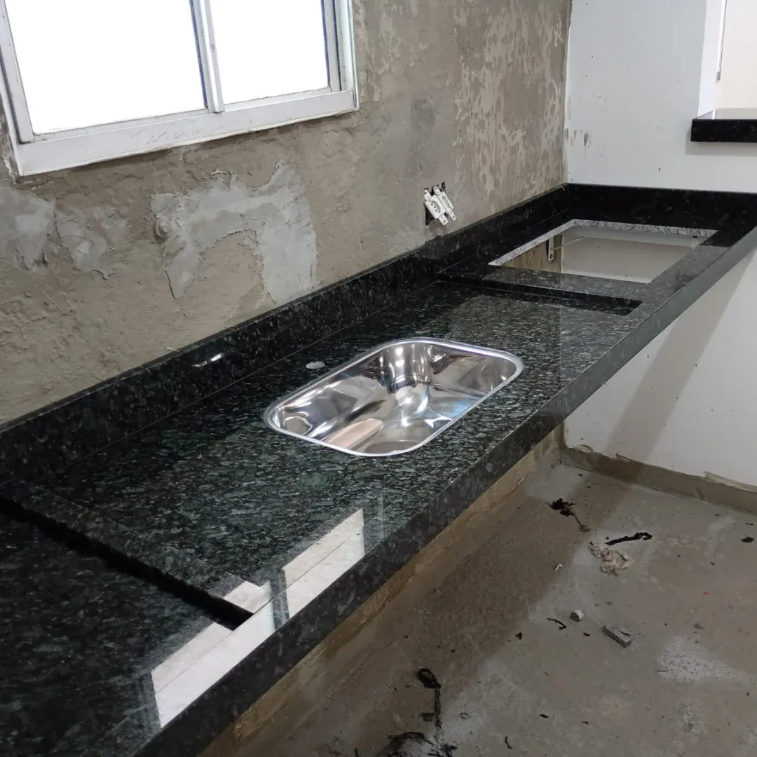Bancada de granito com cuba dupla instalada durante a obra