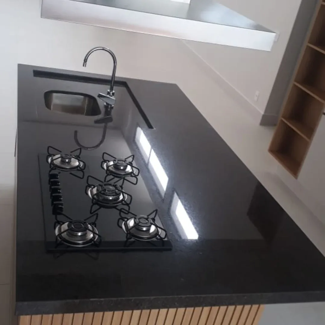Bancada preta com cooktop e cuba, vista de cima