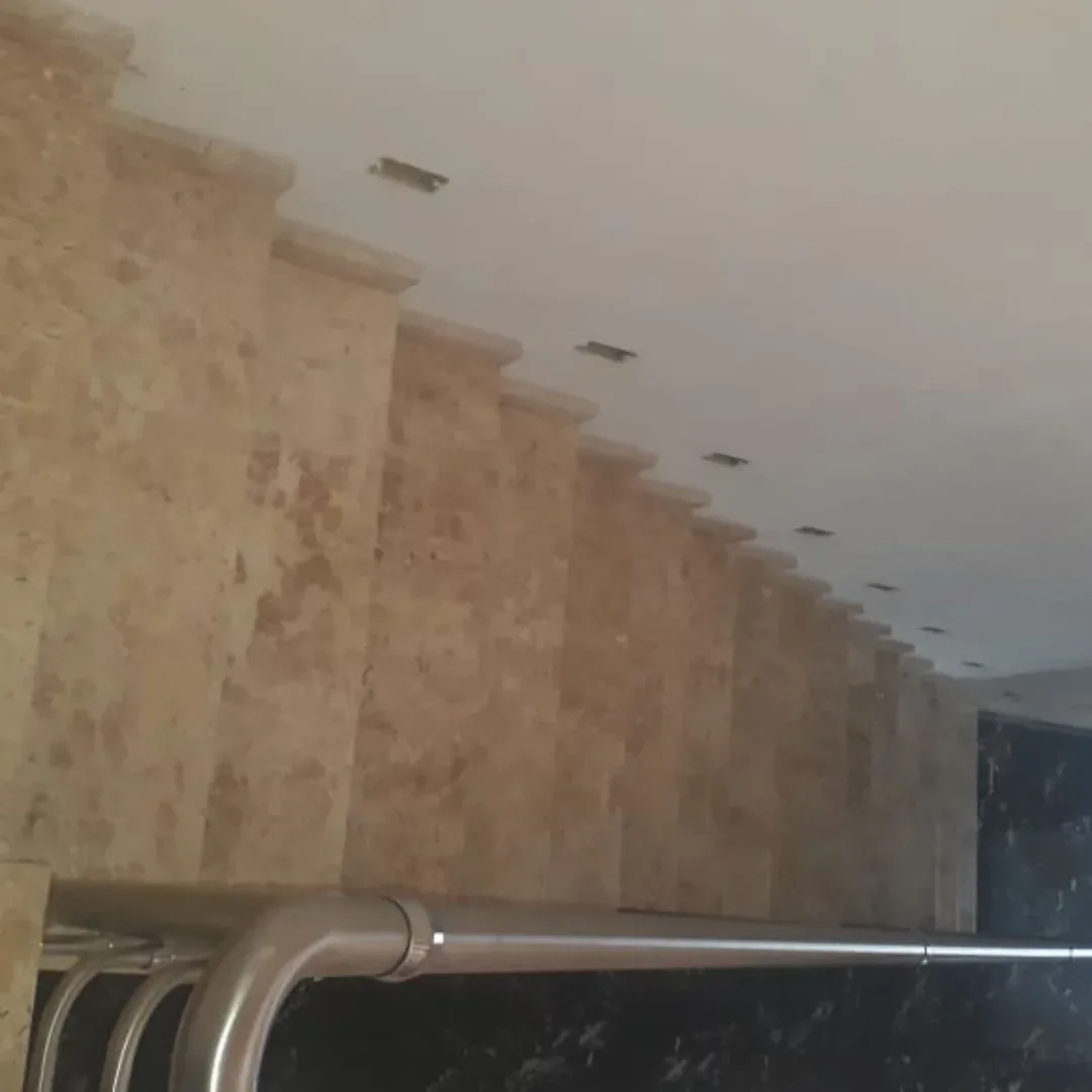 Chapa de mármore bege aplicada em revestimento de parede