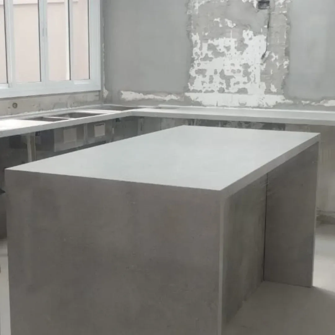 Ilha de cozinha em superfície clara instalada durante a obra