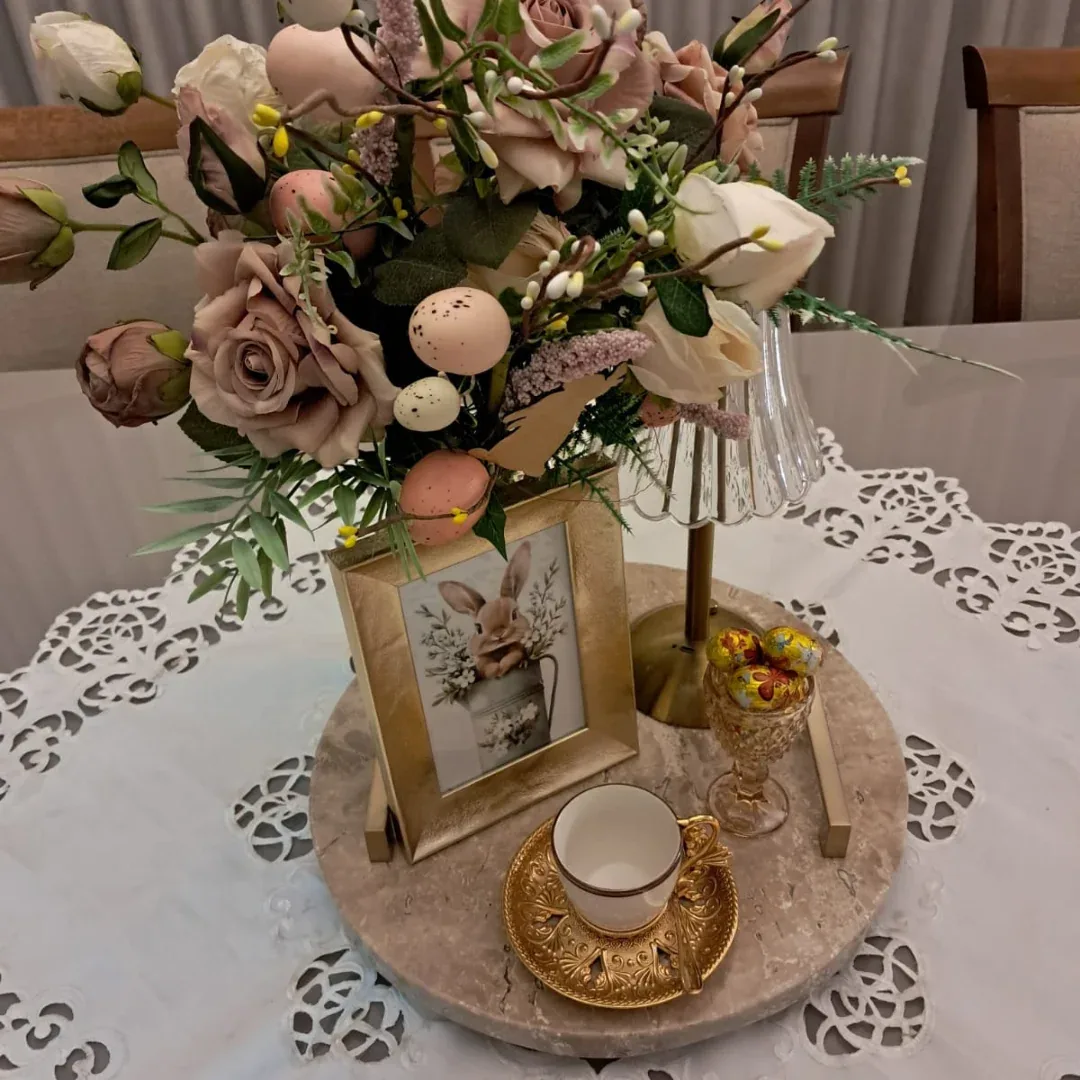 Detalhe de peça giratória de pedra com arranjo de flores