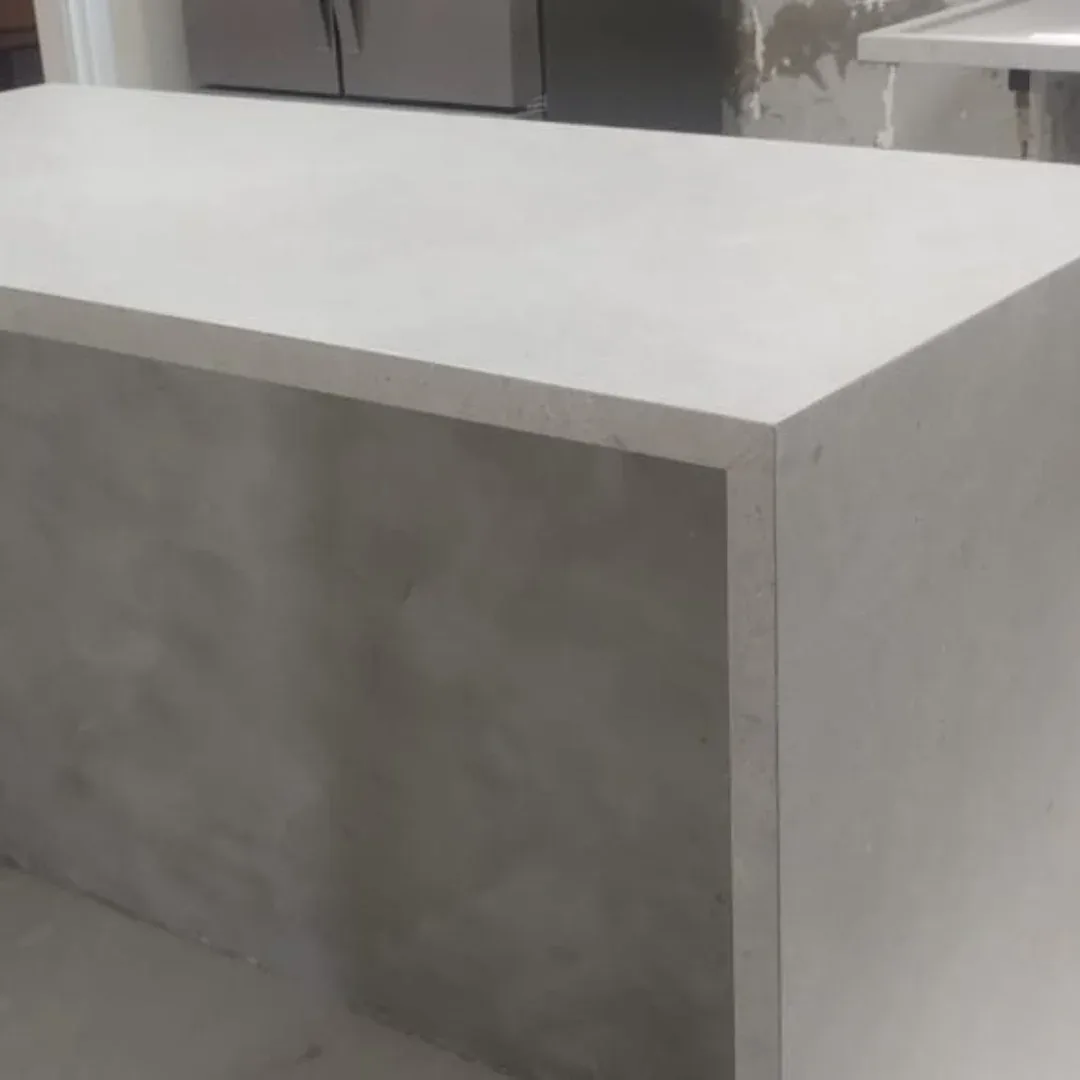 Detalhe da lateral e do acabamento de uma peça clara